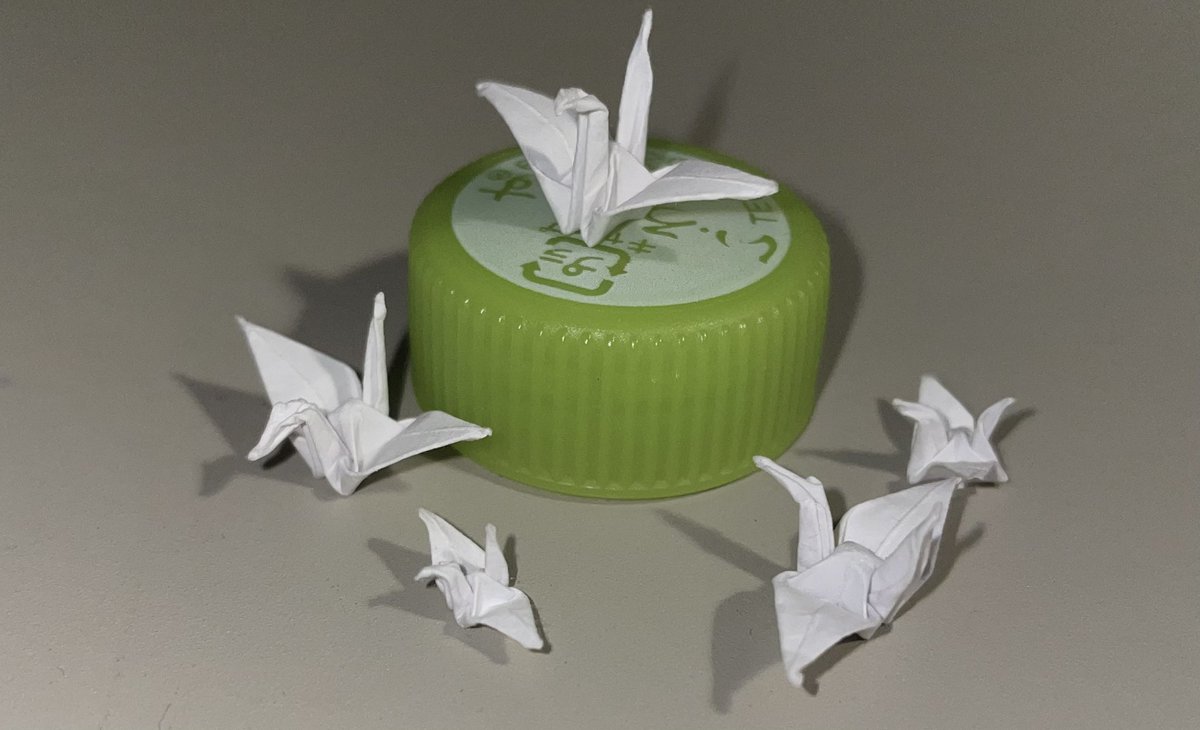 労働の手隙に鶴折って遊んでる