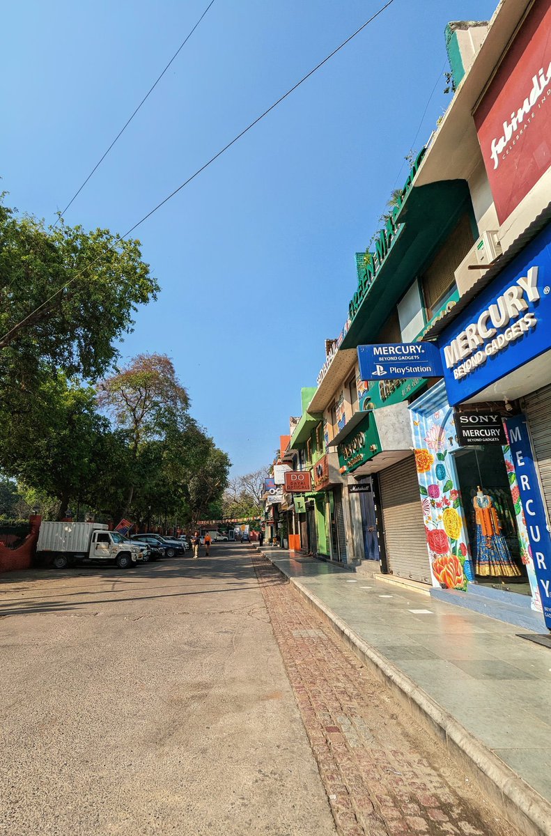 hariniv2505's tweet image. Khan Market is now India’s costliest retail street, officially on top. With CP and Galleria Market also booming, global and Indian brands are scrambling for space as rising urban wealth reshapes how India shops. 🛍️🔥

#KhanMarket #RetailTrends #IndiaShopping #ConnaughtPlace