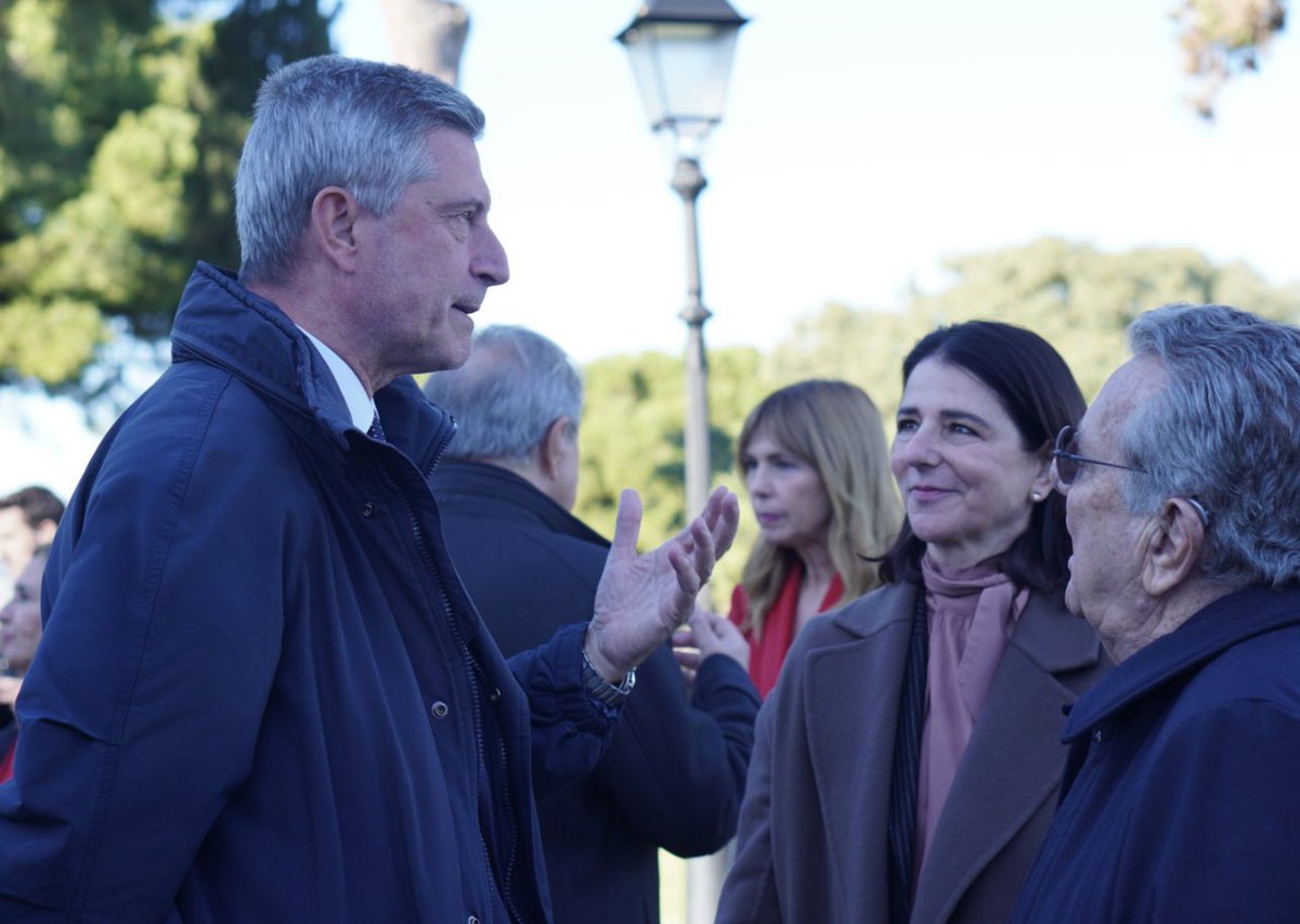 Un any més donem la benvinguda i felicitem els guardonats amb els <a href="/Premios_Ondas/">Premios Ondas</a> amb la recepció al Palauet Albèniz, prèvia a la Gala de lliurament dels premis d’aquest vespre al <a href="/Liceu_cat/">Gran Teatre del Liceu</a> 
L’equip de <a href="/Junts_BCN/">Junts per Barcelona</a> amb la cultura, el cinema, el teatre, la ràdio i la televisió.