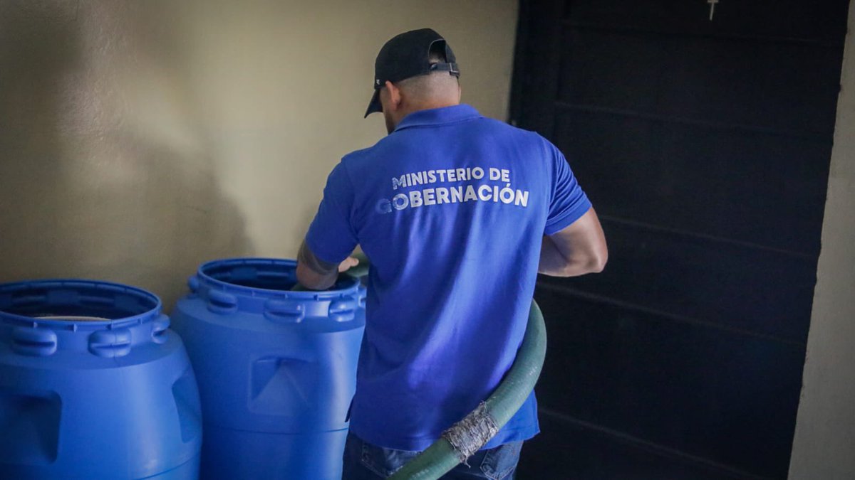 ANDASV's tweet image. En coordinación con @GobernacionSV realizamos el abastecimiento de agua potable para la población por medio de pipas. Esta mañana nos trasladamos a📍Pasaje Yoki, colonia El Coco, distrito de Mejicanos, San Salvador Centro.