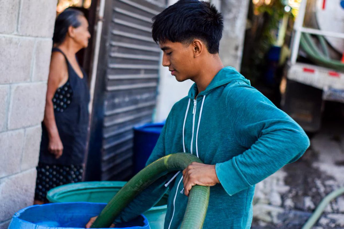 ANDASV's tweet image. En coordinación con @GobernacionSV realizamos el abastecimiento de agua potable para la población por medio de pipas. Esta mañana nos trasladamos a📍Pasaje Yoki, colonia El Coco, distrito de Mejicanos, San Salvador Centro.