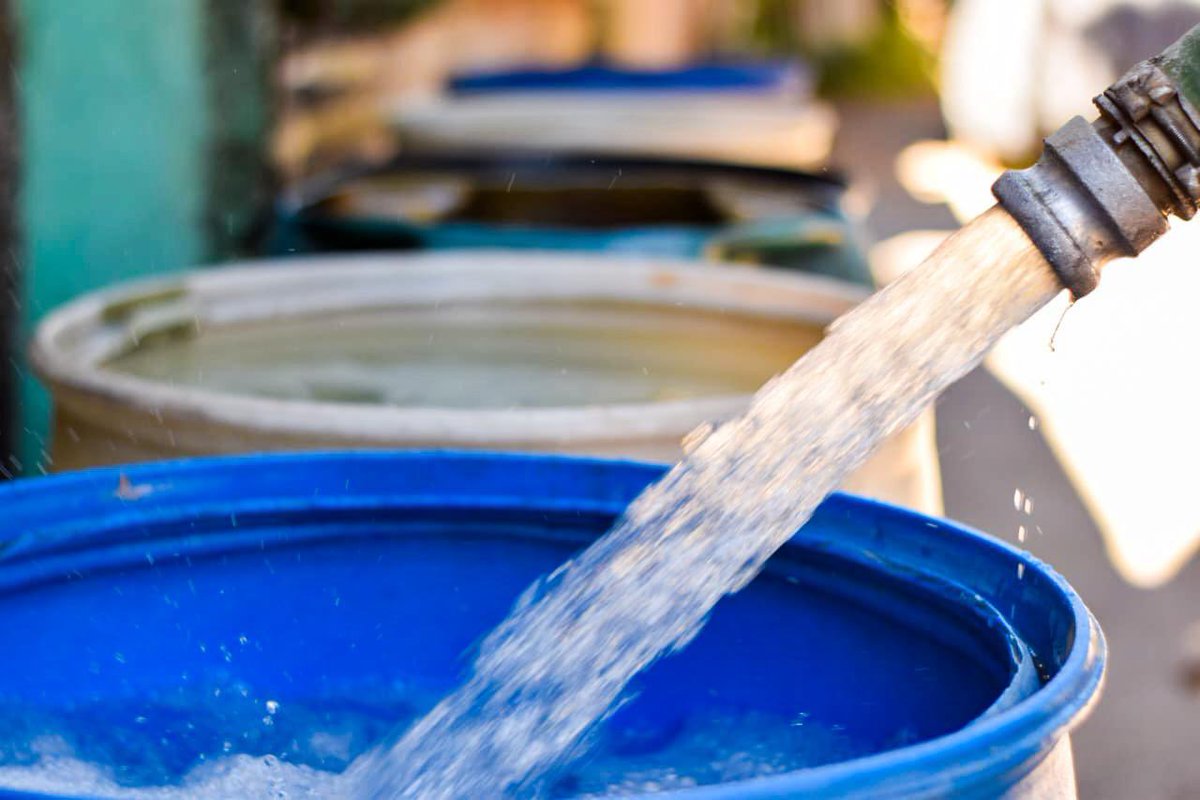 ANDASV's tweet image. En coordinación con @GobernacionSV realizamos el abastecimiento de agua potable para la población por medio de pipas. Esta mañana nos trasladamos a📍Pasaje Yoki, colonia El Coco, distrito de Mejicanos, San Salvador Centro.