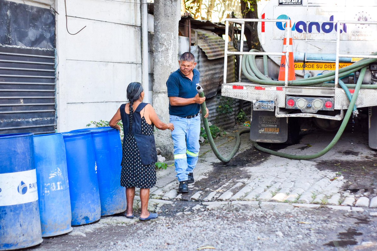 ANDASV's tweet image. En coordinación con @GobernacionSV realizamos el abastecimiento de agua potable para la población por medio de pipas. Esta mañana nos trasladamos a📍Pasaje Yoki, colonia El Coco, distrito de Mejicanos, San Salvador Centro.