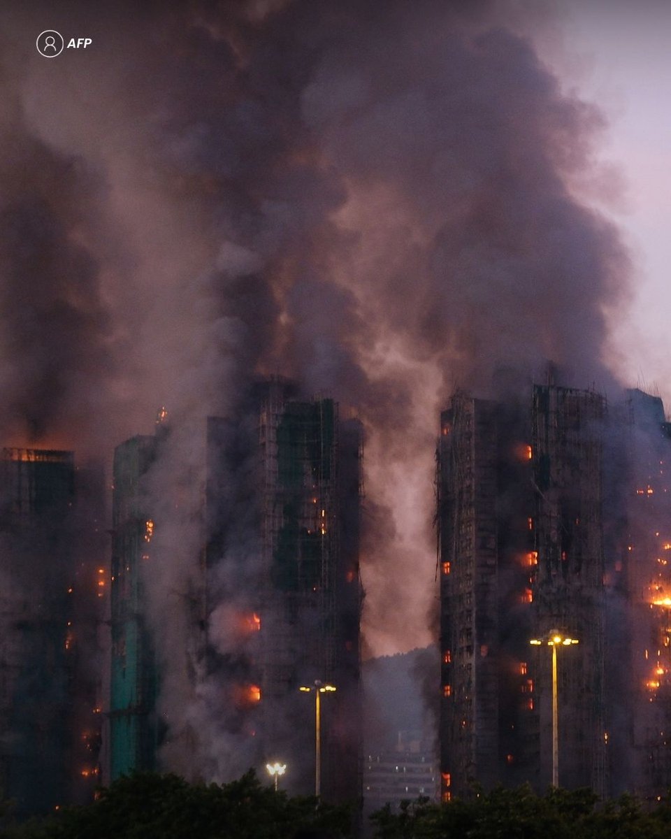 🚨 13 personas han perdido la vida tras un incendio en el complejo Wang Fuk Court, en #TaiPo, #HonkKong.

👉 El Departamento de Bomberos informó que se atendieron 28 víctimas, de las cuales 9  perdieron la vida en el lugar; 6 fueron trasladadas en estado grave a un hospital donde