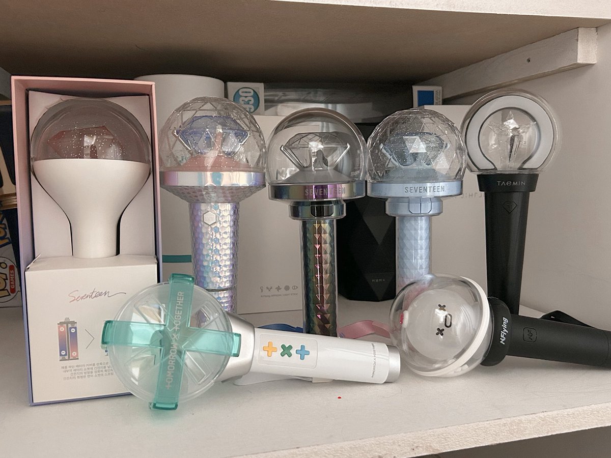 squishjuntae's tweet image. i need opinions !!!!! ＾ω＾ 

i&apos;m going to a concert tomorrow , and i wanted to take a lightstick with me , but i can&apos;t decide which &amp;gt;_&amp;lt; i picked out the ones that i change the colour of , and dim so it&apos;s not blinding everyone around me ≧ω≦ i&apos;ve added the list aswell !!