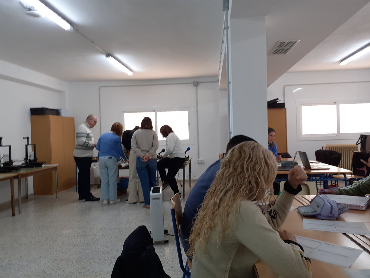 💫 El <a href="/cepdegranada/">CEP de Granada</a> vuelve al CEIP Andrés Manjón de Algarinejo para celebrar la última sesión del curso CONOCE EL #Auladelfuturo.
De la mano de Evelio Damas Bueno, el claustro al completo conecta las situaciones de aprendizaje con el trabajo en el aula del futuro.