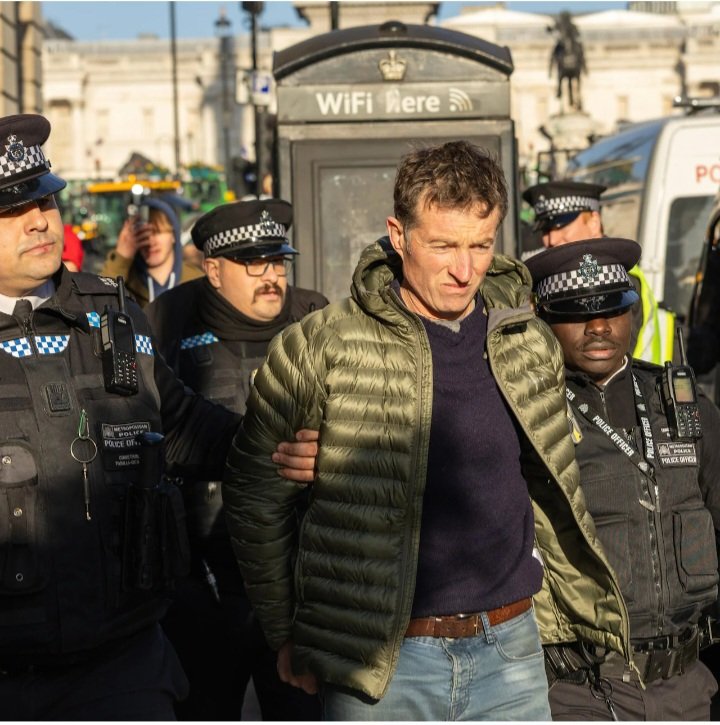 KingBobIIV's tweet image. This is the final nail in the coffin for me. After nearly 2 years of violent thugs marching through London every day, after priceless artwork being famaged and buildings and government building being damaged by eco warririors, today, they have arrested a peace British Farmer…