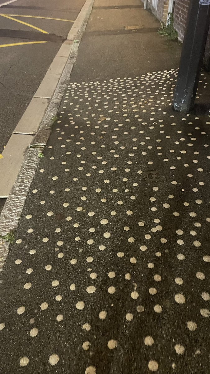 _xanarchia's tweet image. mais qui est le mâcheur de chewing-gums fou???