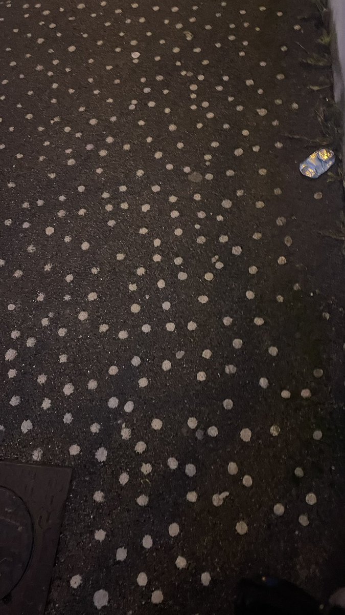 _xanarchia's tweet image. mais qui est le mâcheur de chewing-gums fou???