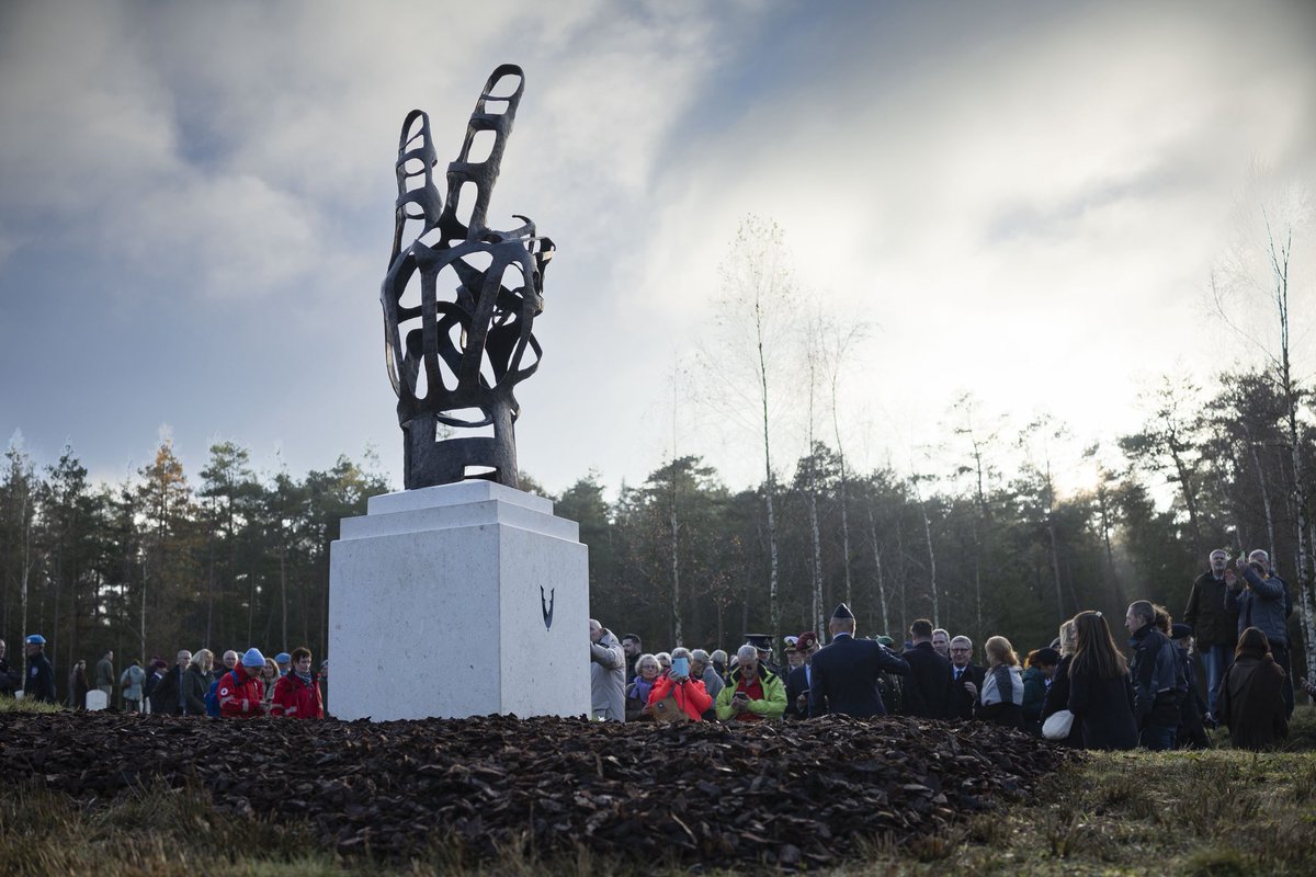 Met diep respect en trots onthullen we in Loenen het nationaal monument voor overleden Veteranen.

Ter ere van hen die dienden. Ter nagedachtenis aan hen die we missen. En ter inspiratie voor iedereen die vandaag de taak draagt om onze vrijheid te beschermen.