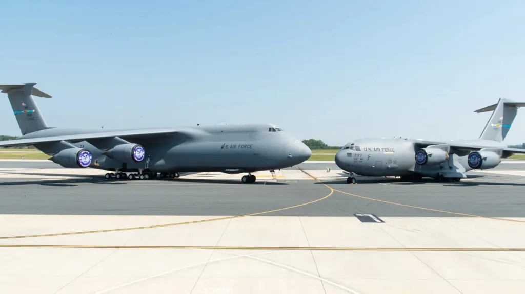 ✈️🇺🇸 #USAF L’<a href="/usairforce/">U.S. Air Force</a> veut prolonger la vie de ses avions de transport lourds &amp; stratégiques C-5 Galaxy > 2045 et C-17A Globemaster III > 2075 lignesdedefense.ouest-france.fr/lus-air-force-…
