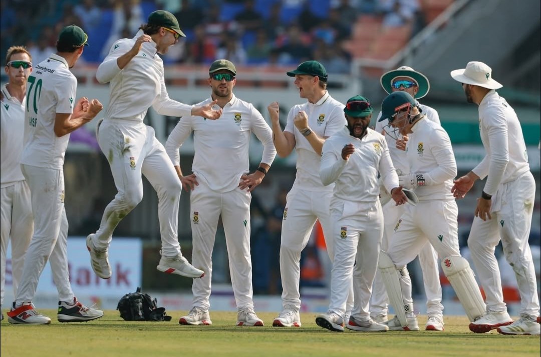 DhirajKumar___'s tweet image. Game defines the legacy, not the height.
Cricket never needed inches, it needed impact. 😄🔥
#IndvsSA @TembaBavuma