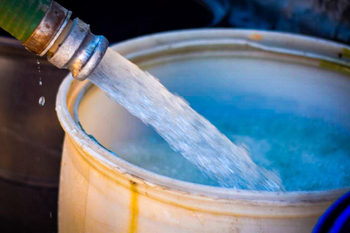 ANDASV's tweet image. Nuestro equipo se encuentra abasteciendo de agua potable a 📍Colonia Costa Rica, final calle Puntarena, San Salvador. 

 Recuerda que puedes solicitar tu camión cisterna al Call Center 915 o WhatsApp 7838-1462.