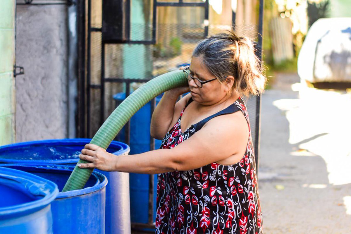 ANDASV's tweet image. Nuestro equipo se encuentra abasteciendo de agua potable a 📍Colonia Costa Rica, final calle Puntarena, San Salvador. 

 Recuerda que puedes solicitar tu camión cisterna al Call Center 915 o WhatsApp 7838-1462.