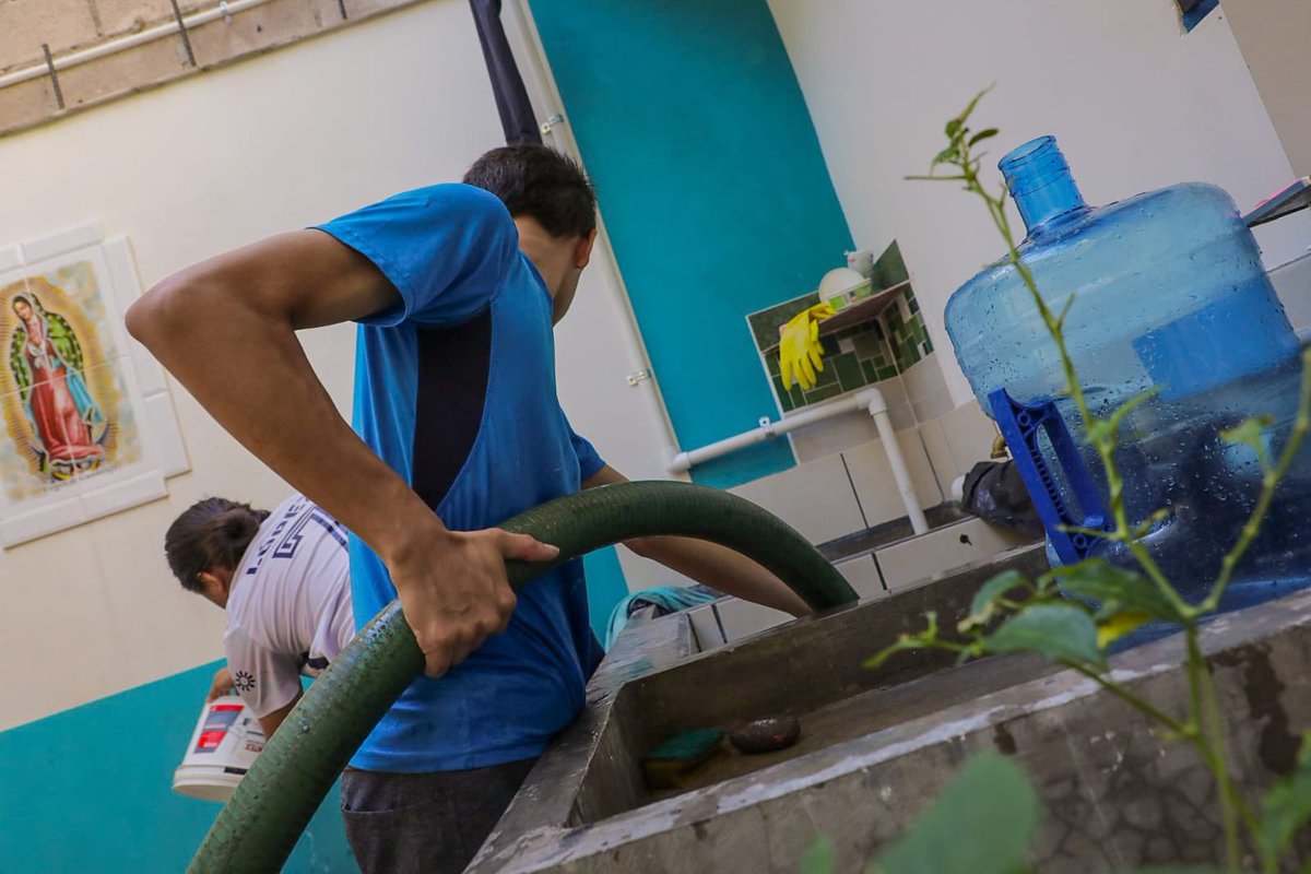 ANDASV's tweet image. Nuestro equipo se encuentra abasteciendo de agua potable a 📍Colonia Costa Rica, final calle Puntarena, San Salvador. 

 Recuerda que puedes solicitar tu camión cisterna al Call Center 915 o WhatsApp 7838-1462.