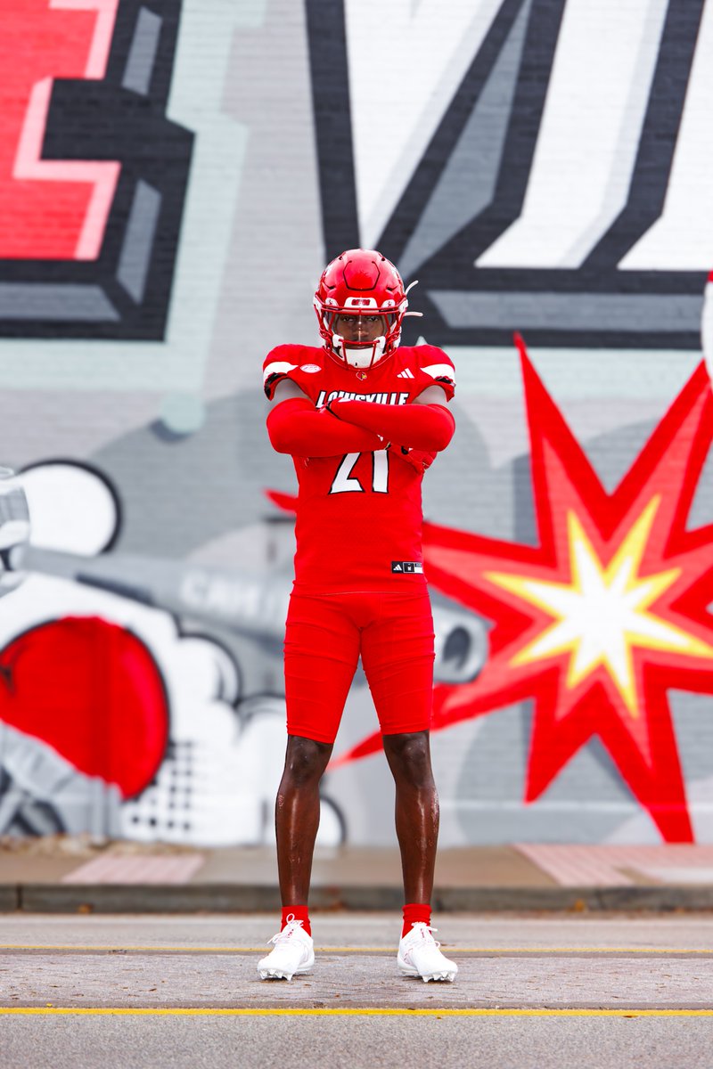 LouisvilleFB's tweet photo. 🔴🔴🔴

Wearing red for our seniors 

#GoCards https://t.co/6ca9taoZEq