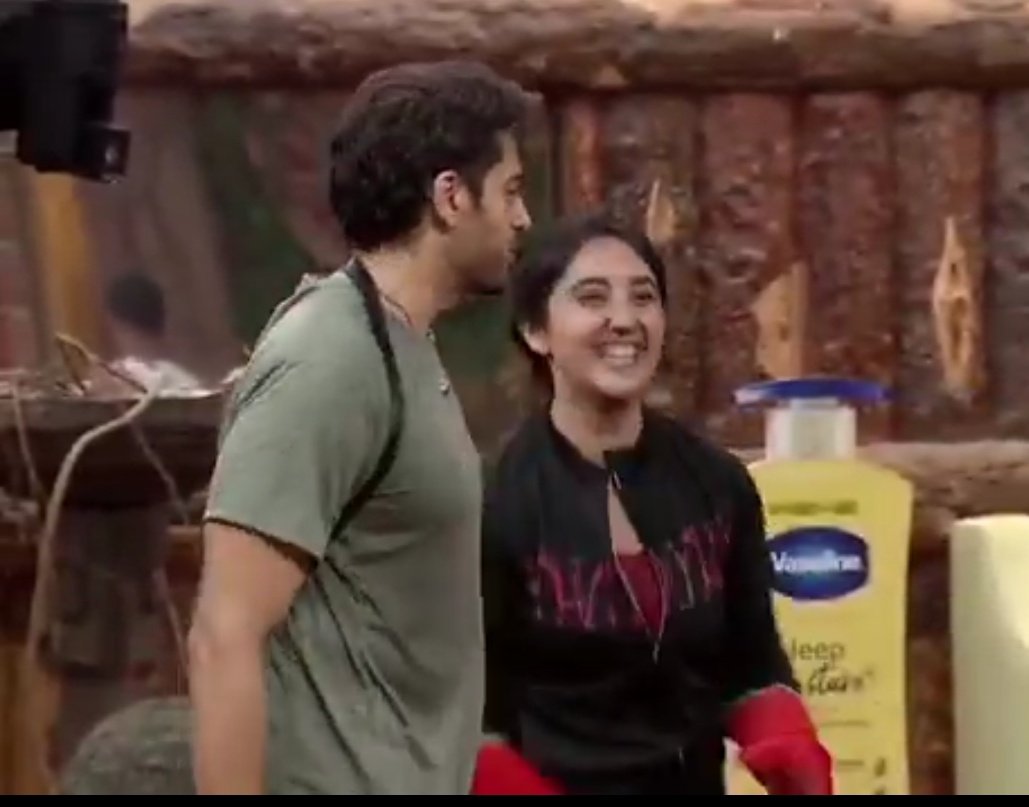 Taani1241632's tweet photo. These 2 are the most dignified players in the house !! 
Hope one of them wins 🏆 
#AshnoorKaur #GauravKhanna https://t.co/6TgHCK10Qq