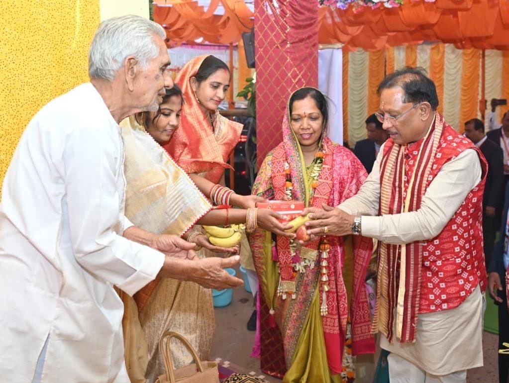 मुख्यमंत्री श्री विष्णु देव साय आज सपत्नीक महासमुंद जिले के बसना तहसील अंतर्गत ग्राम सलखण्ड में ग्रामीणों द्वारा आयोजित महालक्ष्मी देवी पूजन कार्यक्रम में शामिल हुए। इस अवसर पर उन्होंने मां लक्ष्मी से समस्त प्रदेशवासियों के सुख-समृद्धि और खुशहाली की कामना की।

मुख्यमंत्री श्री