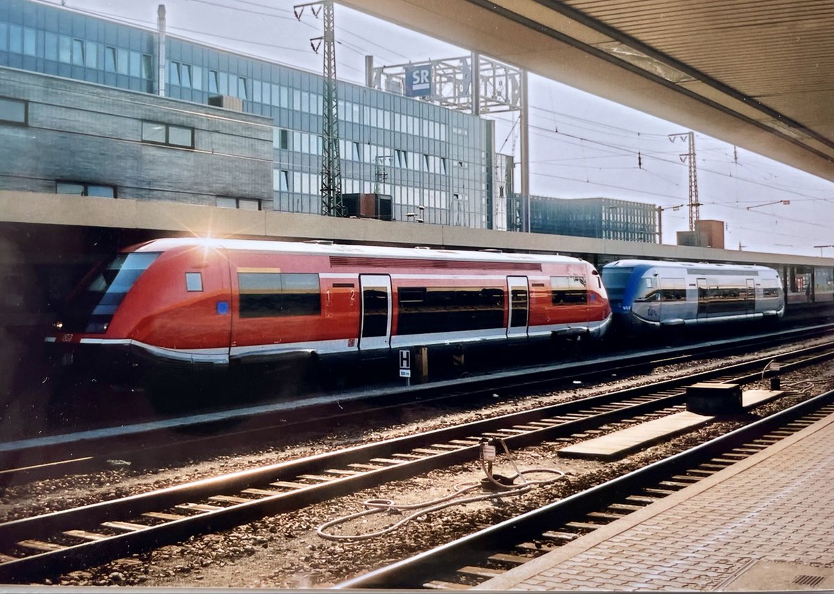 AndreasWiede's tweet image. L&apos;amitié franco-allemande, die deutsch-französische Freundschaft, the railway version: two #Alstom #Coradia railcars, one in #DB 🇩🇪 colours, the other one displaying the #SNCF 🇫🇷 #TER livery, are seen here, coupled together, at #Saarbrücken Hbf in the early 2000s. 🇪🇺