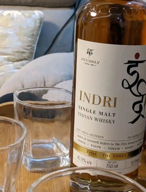 jaaadoterinazar's tweet image. This alcohol tastes shit but idk why everyone pretend its good ;)