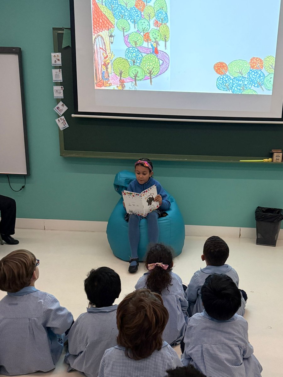 El cuento como protagonista de este proyecto.
Los alumnos de 4º de Primaria se han convertido en narradores en nuestro taller de cuentacuentos para los alumnos de Infantil. Sus caritas de admiración  y las sonrisas de los mayores… ¡magia pura! 
#colegiosHHCC #EducaciónVicenciana