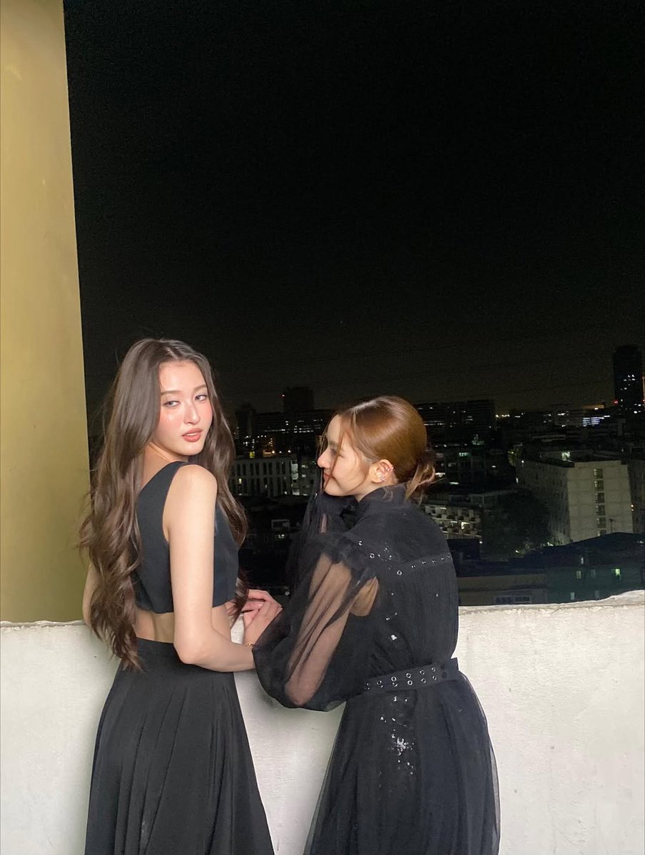 puppyViewView's tweet image. The artist gazing at her art 🤭 She&apos;s the best view of all, even more breathtaking than a starry night. And in my eyes, they both outshine the brightest stars 🤎🤍 

#ViewMim #วิวมิ้ม