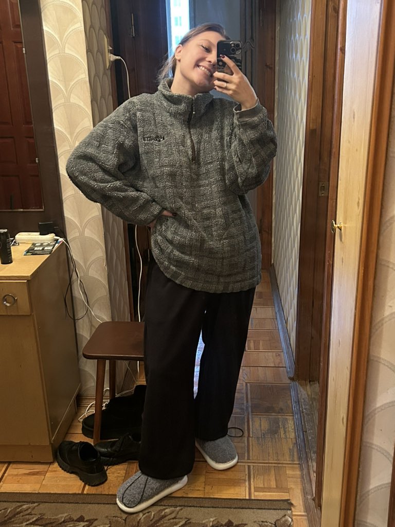 Инста-тёлочки советуют ходить по дому в шелках из Виктории сикрет, шоб «мужик интерес не потерял»
Тем временем, кого зацелует и заобнимает мой мужик по приходе с работы: