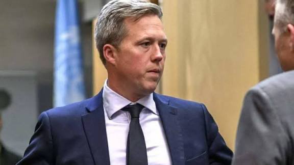 Zlatti_71's tweet image. US Army Secretary Daniel Driscoll, while visiting Kiev, stated that Ukraine will inevitably be defeated on the battlefield. According to him, Russia has sufficient resources to wage war &quot;indefinitely.&quot; Driscoll warned the Ukrainian side that it should consider the possibility of…