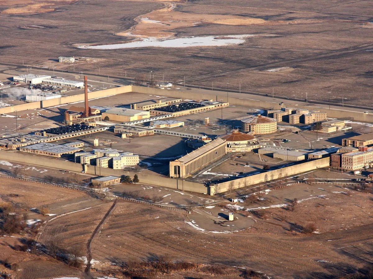 Joelbrightmoon's tweet image. Bukele has close to 2% of his population in prison right now.

While Norway which focuses on Rehabilitation rather than punishment only incarcerates .0054% of its population while being among the safest and lowest crime rate in the world.

Think of how much money they are…