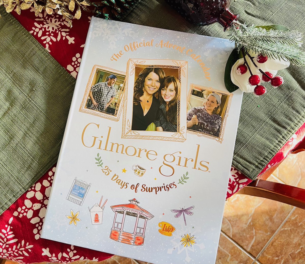 WhisperAmber's tweet image. Gilmore Girls is one of our fave shows ever. If you or someone in your life is also a fan, I have a list of gift ideas you can surprise them with for the holidays:

airingmylaundry.com/2024/12/gilmor…