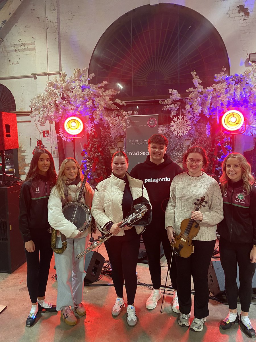 StMarys_Belfast's tweet image. Our talented Trad musicians &amp;amp; Irish dancers perform at the Christmas twilight market.
Thank you to Belfast City Hall for the invitation.
Ready for Fleadh Cheoil in summer 2026. 🎻🎄
