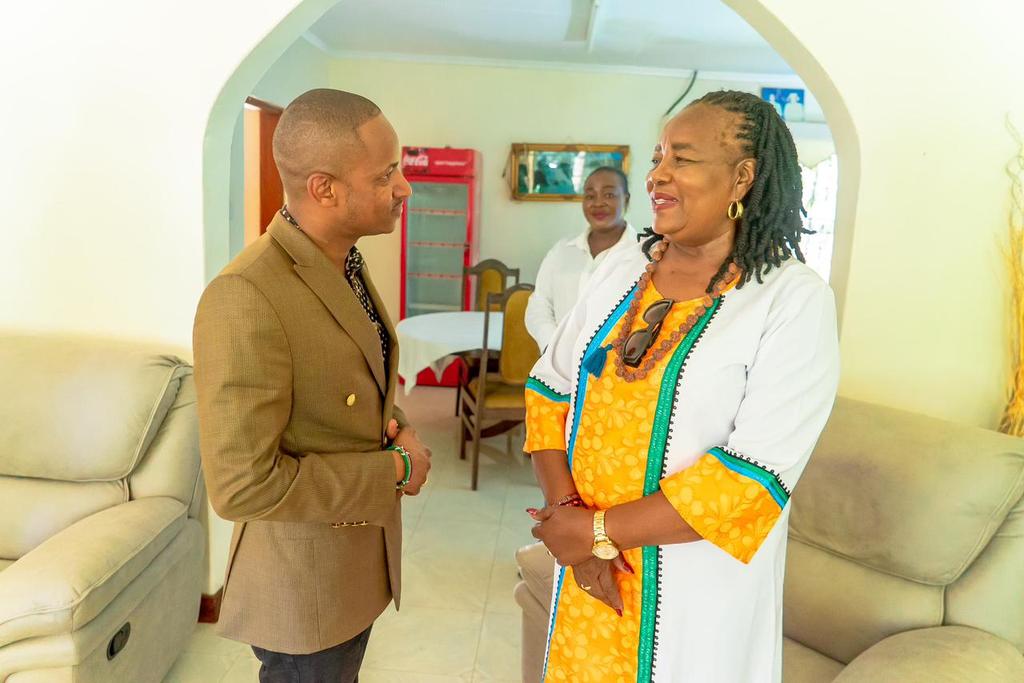 KipLecturer's tweet photo. Babu Owino has today visited Kang'o Ka Jaramogi to honor the late Baba Raila Odinga. He Presented A Bible to Mama Idah Odinga ,and bulls that Signifies Traditional way of Respecting the Enigma !
Indeed Babu is the Kingpin ๐
#AnointingOfTheEndTime
#JoyfulAt16
#TheRutoChapter https://t.co/7BQ06Ig1hF