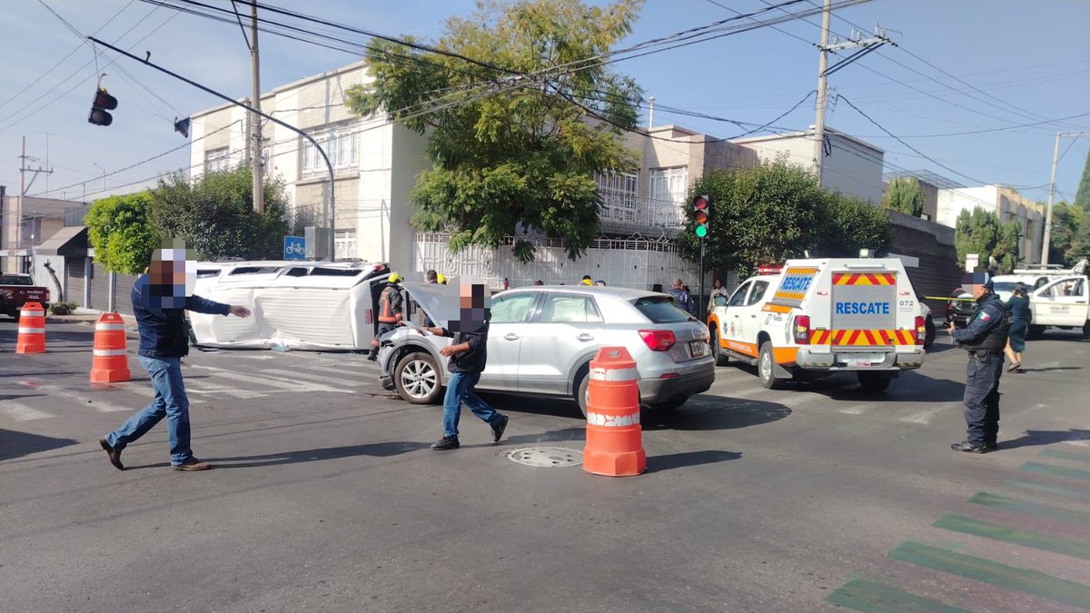 SSC_Pue's tweet photo. ⚠️ #HechoVial ⚠️

🚨 Se registró una volcadura en 2 Sur, entre 21 y 23 Oriente. Elementos de #PCPueblaCapital, en coordinación con la Dirección General de Control de Tránsito, ya se encuentran atendiendo la situación. https://t.co/aG4s18SzNM