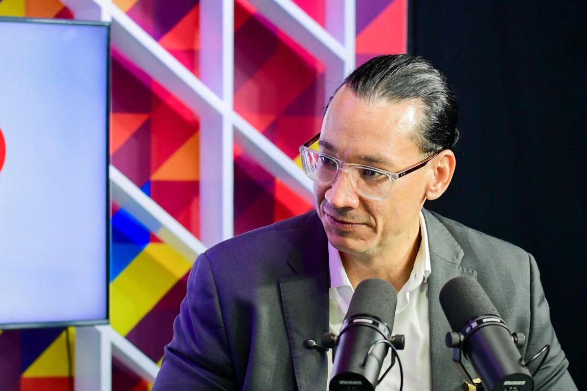 SecPrensaSV's tweet image. #SAS | 𝗚𝗼𝗯𝗶𝗲𝗿𝗻𝗼 𝗱𝗲𝗹 𝗣𝗿𝗲𝘀𝗶𝗱𝗲𝗻𝘁𝗲 𝗡𝗮𝘆𝗶𝗯 𝗕𝘂𝗸𝗲𝗹𝗲 𝗳𝗮𝗰𝗶𝗹𝗶𝘁𝗮 𝗹𝗮 𝗰𝗿𝗲𝗮𝗰𝗶𝗼́𝗻 𝗱𝗲 𝗲𝗺𝗽𝗿𝗲𝘀𝗮𝘀 𝗲𝗻 𝗘𝗹 𝗦𝗮𝗹𝘃𝗮𝗱𝗼𝗿 𝗰𝗼𝗻 𝗹𝗮𝘀 𝗦𝗼𝗰𝗶𝗲𝗱𝗮𝗱𝗲𝘀 𝗽𝗼𝗿 𝗔𝗰𝗰𝗶𝗼𝗻𝗲𝘀 𝗦𝗶𝗺𝗽𝗹𝗶𝗳𝗶𝗰𝗮𝗱𝗮𝘀 

El Gobierno del Presidente…