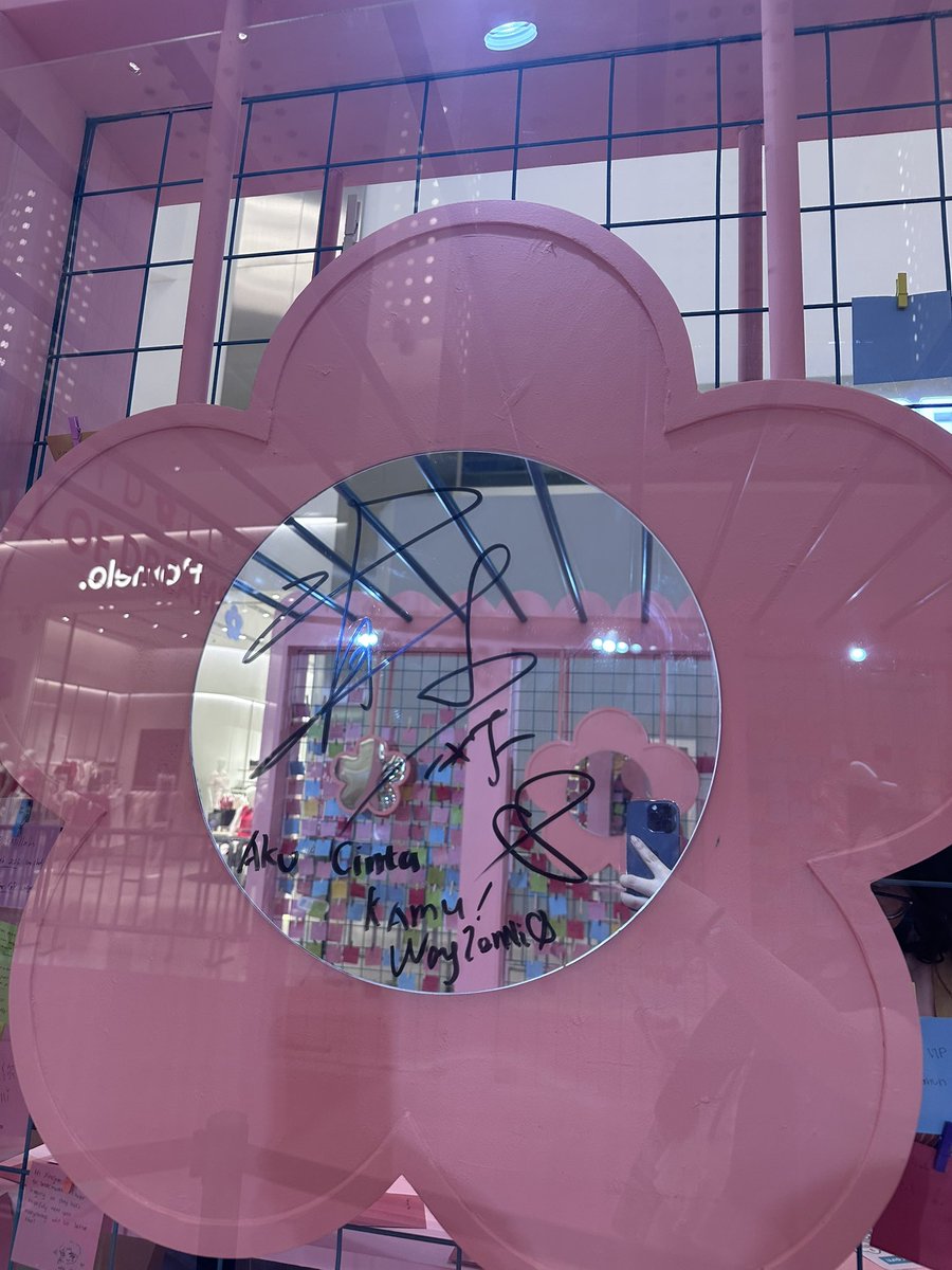 user990808's tweet photo. Xiaojun thank you for coming to SEA to do your first ever solo event 🥹

Watching him do the entire event of almost 2 hours in ONLY english + taking questions easily and seeing the huge turnout for him tugged at my heartstrings and i really teared up at the end 🥲

Special thanks to the INA wzns + kggs i met today who were sooooo nice and i hope we can meet again!! ❤️