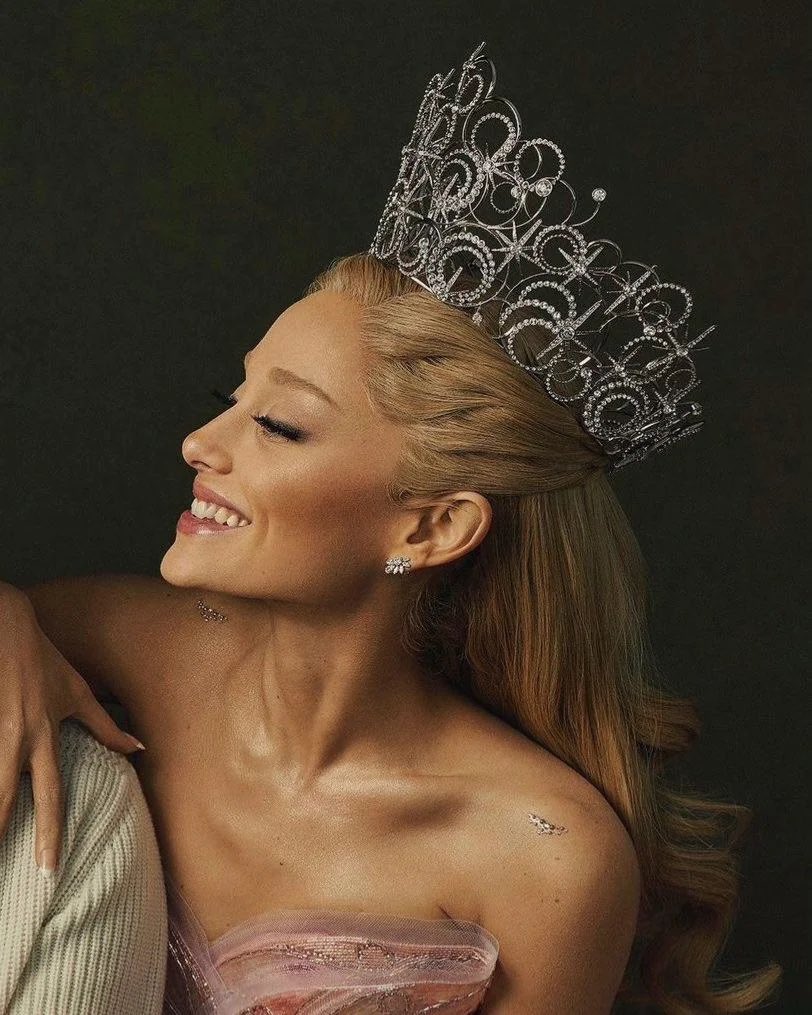 voidynat's tweet image. Can’t stop thinking about Glinda’s shoulder bones rhinestones