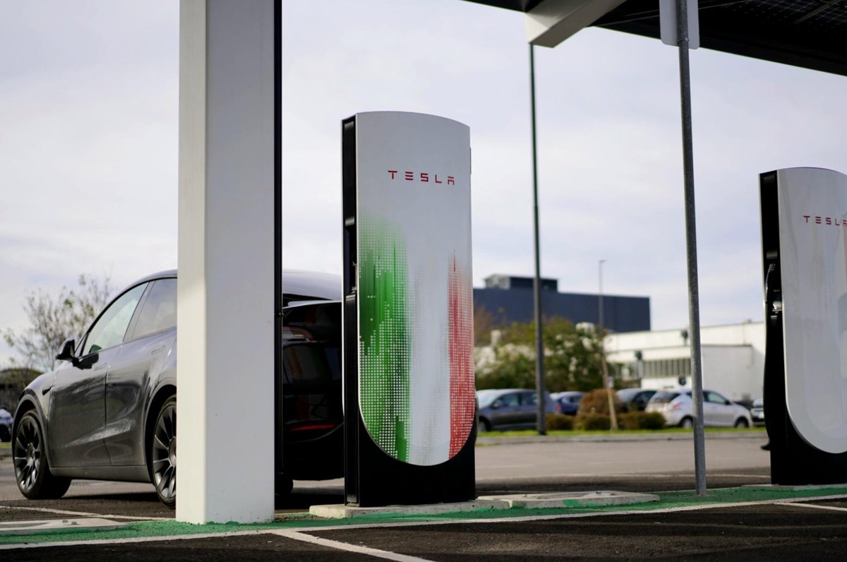 Tesla Charging tweet media