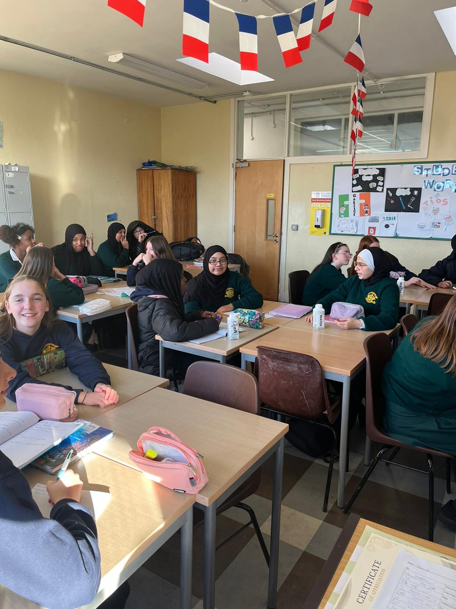 Loreto_Crumlin's tweet image. A look back at our amazing Think Languages Week event! 🎉 Our TY students handed out badges to promote different cultures and languages 🌏. They also hosted a fun-filled language quiz and gave out some fantastic prizes! 🏆🎁 Thanks to everyone who got involved! #thinklanguages