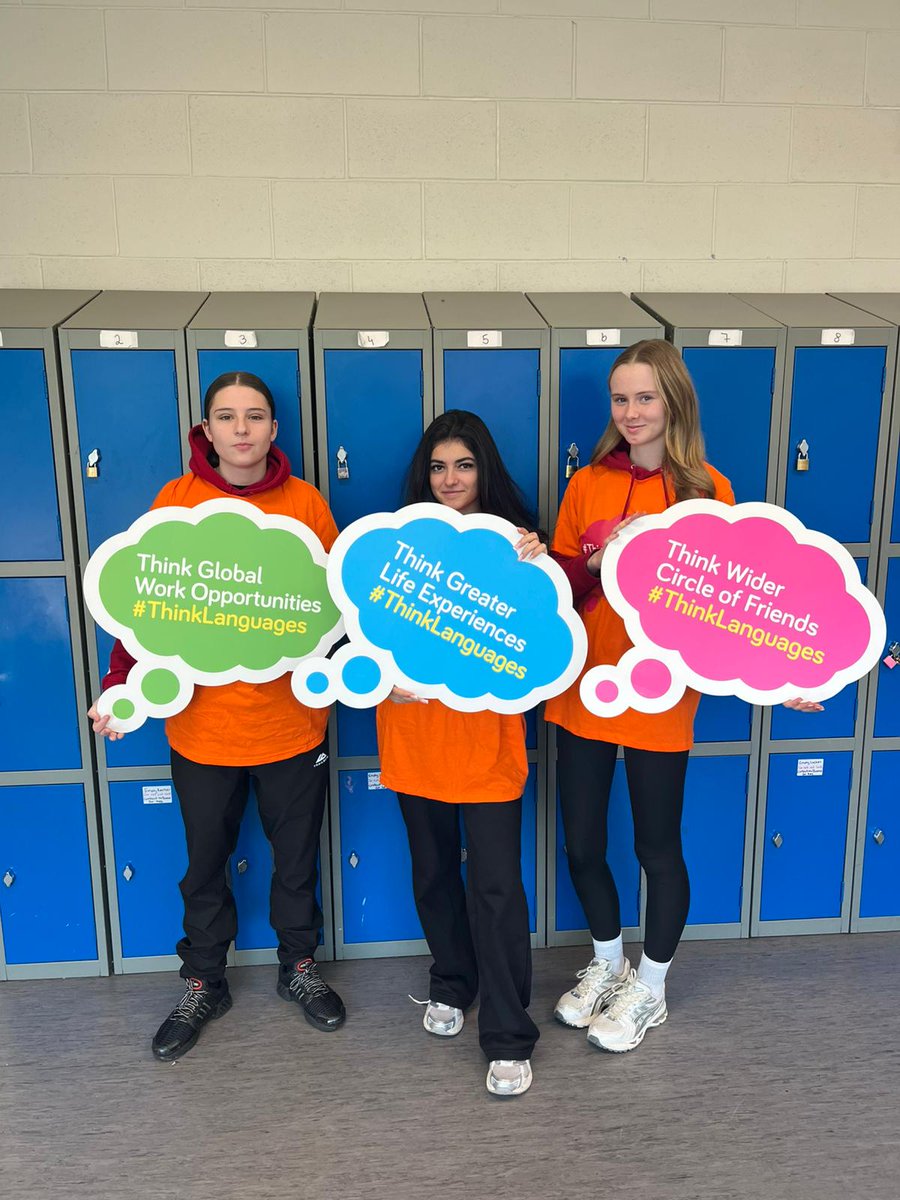 Loreto_Crumlin's tweet image. A look back at our amazing Think Languages Week event! 🎉 Our TY students handed out badges to promote different cultures and languages 🌏. They also hosted a fun-filled language quiz and gave out some fantastic prizes! 🏆🎁 Thanks to everyone who got involved! #thinklanguages