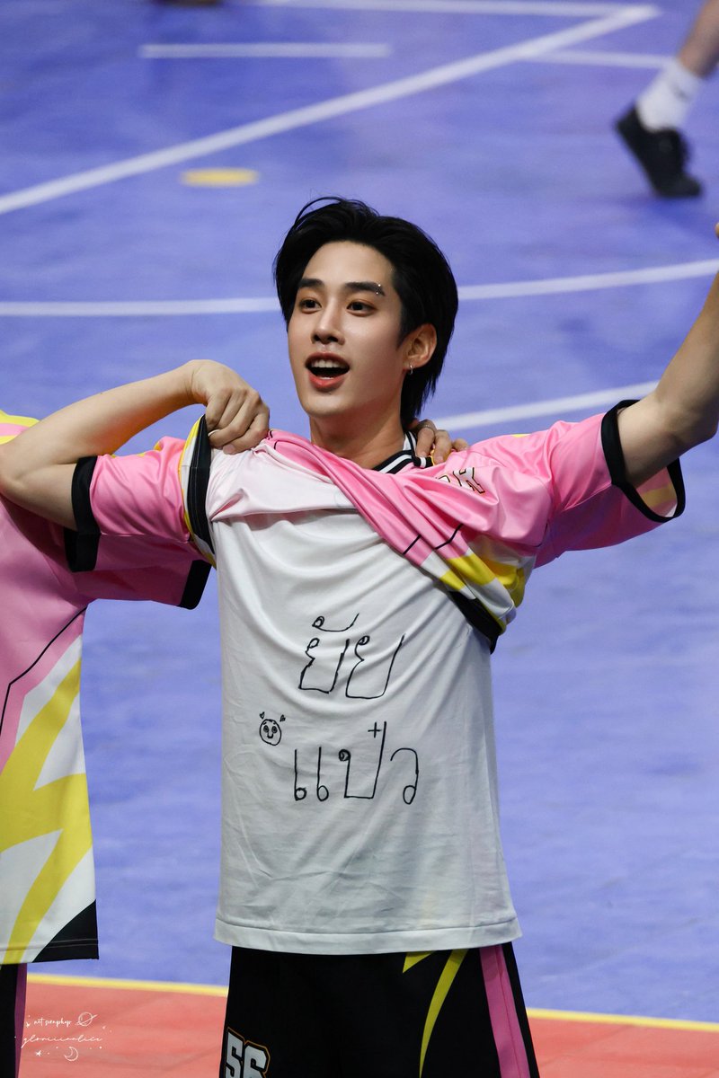 lovelyuhao's tweet image. wrote firstone&apos;s nickname on the shirt underneath his jersey and worked hard to score a goal so he could show him off to the world. fanfiction authors really have been found jobless because of dmd men