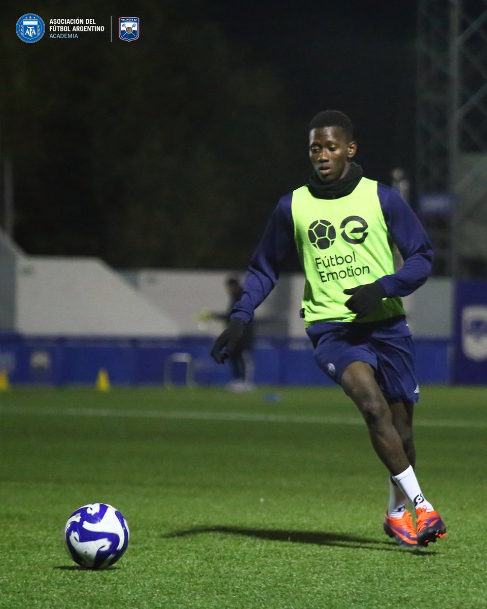 afa_academiamad's tweet image. Control en la conducción y velocidad en el pase.

El foco puesto en mover el balón con intención ⚽

#FútbolArgentino #MetodologíaAFA 🇦🇷
