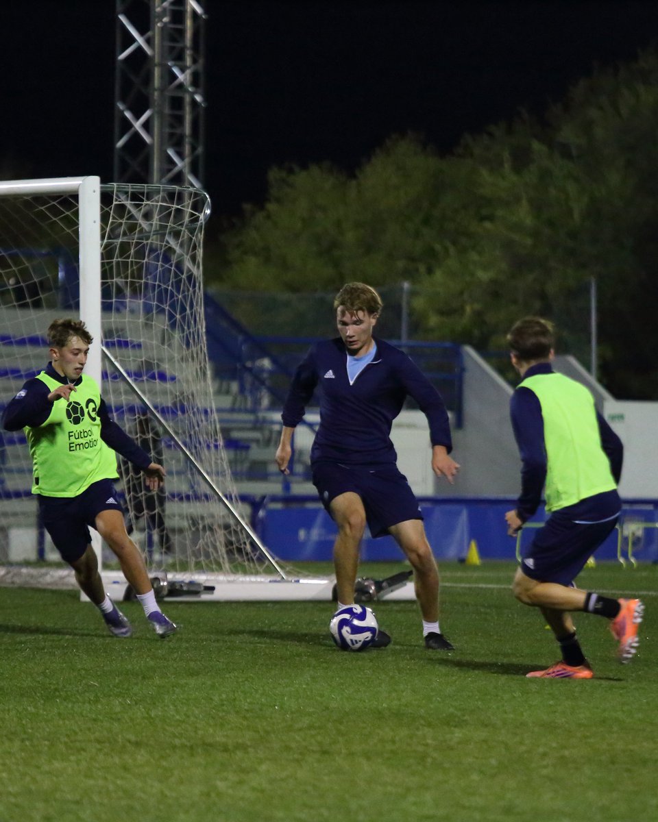 afa_academiamad's tweet image. Control en la conducción y velocidad en el pase.

El foco puesto en mover el balón con intención ⚽

#FútbolArgentino #MetodologíaAFA 🇦🇷