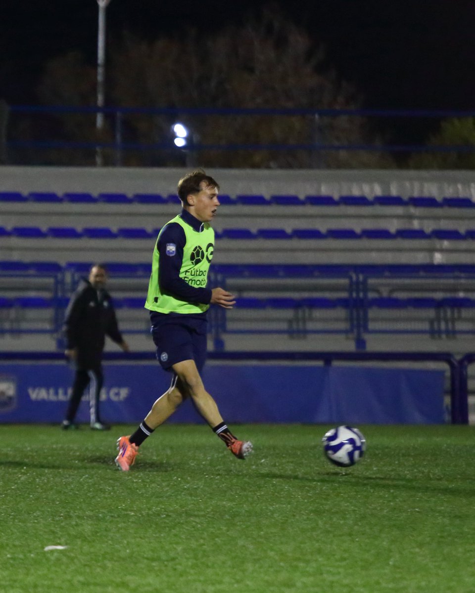afa_academiamad's tweet image. Control en la conducción y velocidad en el pase.

El foco puesto en mover el balón con intención ⚽

#FútbolArgentino #MetodologíaAFA 🇦🇷