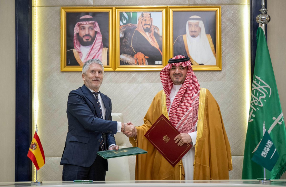 AbdulazizSNA's tweet image. بتوجيهات القيادة -أيدها الله- التقيت اليوم معالي وزير الداخلية في مملكة إسبانيا، السيد فيرناندو غراندي مارلاسكا غوميث، وبحثنا عدداً من الموضوعات الأمنية، ووقعنا خطة للتعاون المشترك بين وزارتي الداخلية، انطلاقاً من العلاقات الوثيقة بين بلدينا الصديقين،،،