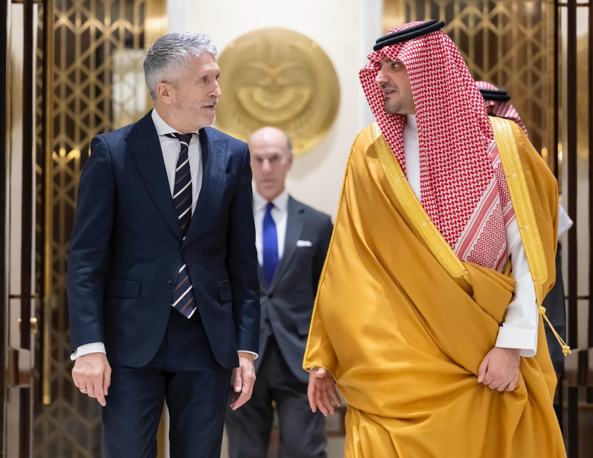 AbdulazizSNA's tweet image. بتوجيهات القيادة -أيدها الله- التقيت اليوم معالي وزير الداخلية في مملكة إسبانيا، السيد فيرناندو غراندي مارلاسكا غوميث، وبحثنا عدداً من الموضوعات الأمنية، ووقعنا خطة للتعاون المشترك بين وزارتي الداخلية، انطلاقاً من العلاقات الوثيقة بين بلدينا الصديقين،،،