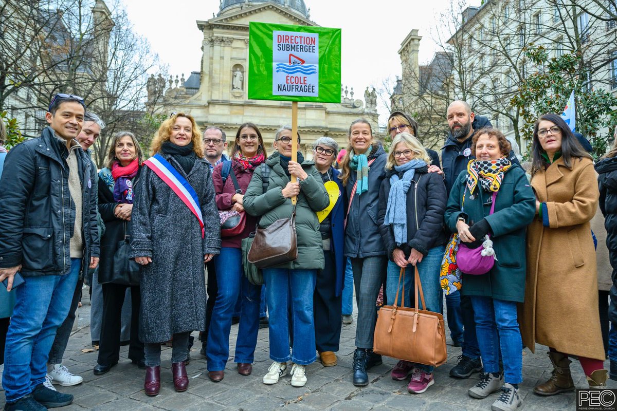 Au rassemblement Place de la Sorbonne aujourd’hui pour réaffirmer la volonté de la Ville de Paris de maintenir le régime des décharges d’enseignement des directions des écoles publiques parisiennes. 

Les personnels de direction, les parents d’élèves, les élus parisiens se