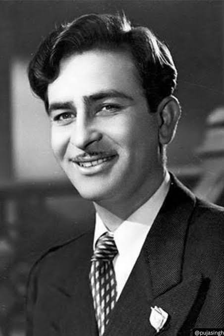 TheFilmiGuru's tweet image. हिंदी सिनेमा के त्रिदेव.

जो सही मायनों में इंडियन सिनेमा में स्टारडम लेकर आए. जिन्होंने स्टारडम को DEFINITION दी.

स्टारडम को जन्म देने वाले तीन दिग्गज.

#DilipKumar #DevAnand #RajKapoor