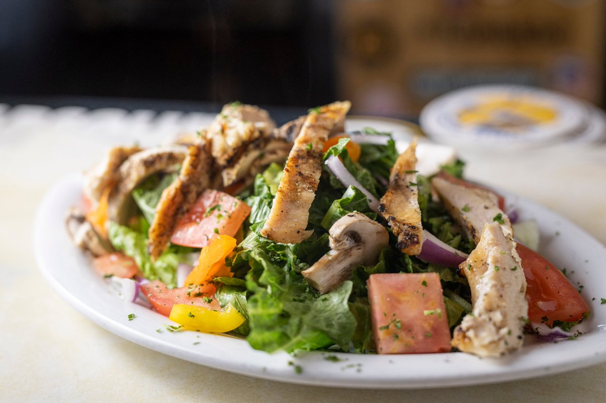 4thBase1's tweet image. Keepin things light? Have us create you a house salad of our fresh mushrooms onions and peppers with tomatoes, croutons, and any other topping you like as well! #salads #healthy #fresh #madetoorder