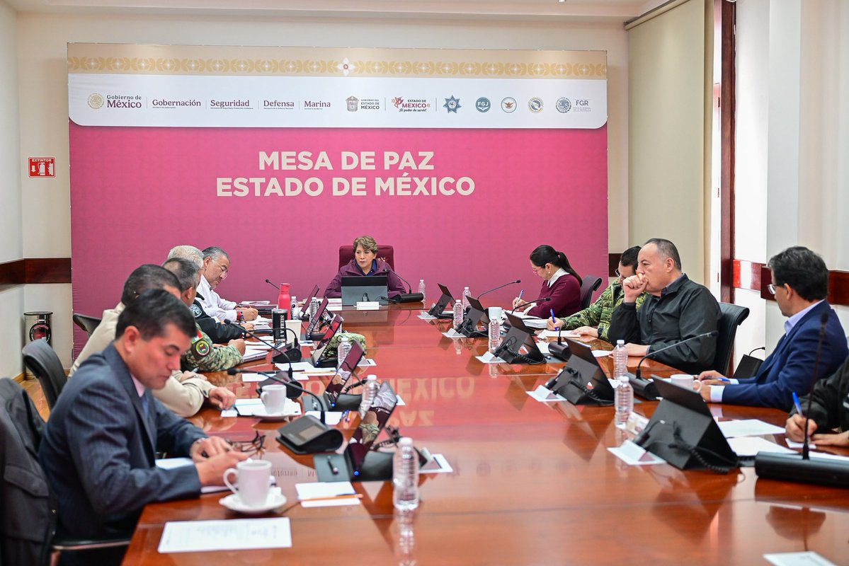 delfinagomeza's tweet image. El trabajo en conjunto que realizamos a diario en la Mesa de Paz nos permite avanzar en la seguridad de las familias mexiquenses 
La construcción de entornos tranquilos es una tarea diaria que asumimos con responsabilidad las autoridades que integramos estas reuniones.…