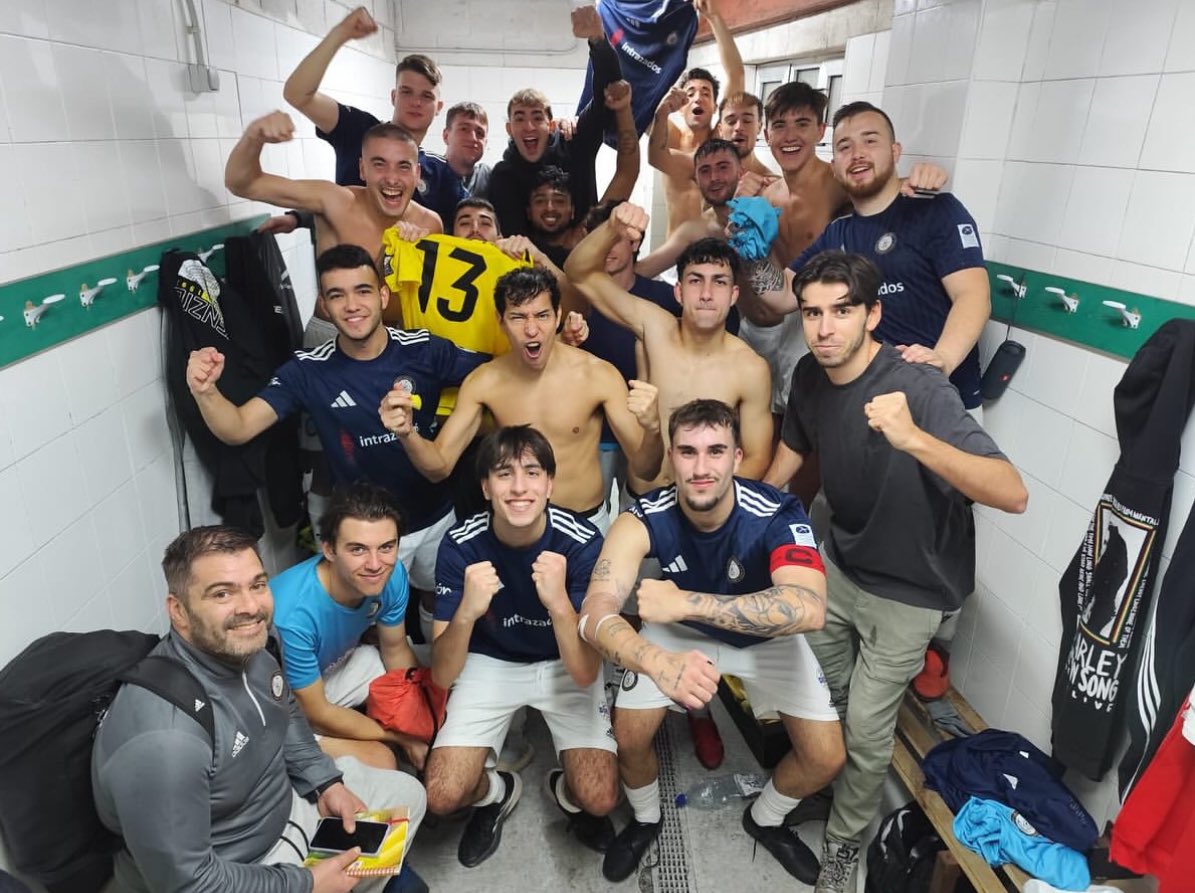 laminadelfutbol's tweet photo. 𝟏. 𝐌𝐚𝐫𝐢𝐧𝐚 𝐍𝐨𝐫𝐭𝐞

Uno de los pocos equipos que aún sigue invicto en el fútbol asturiano, se impusieron por 5-2 al Unión Astur.

Siguen en segunda posición, a tan solo un punto del líder Manuel Rubio, con el que se espera que peleen la liga y su consiguiente ascenso. https://t.co/EBMG7TQQdw